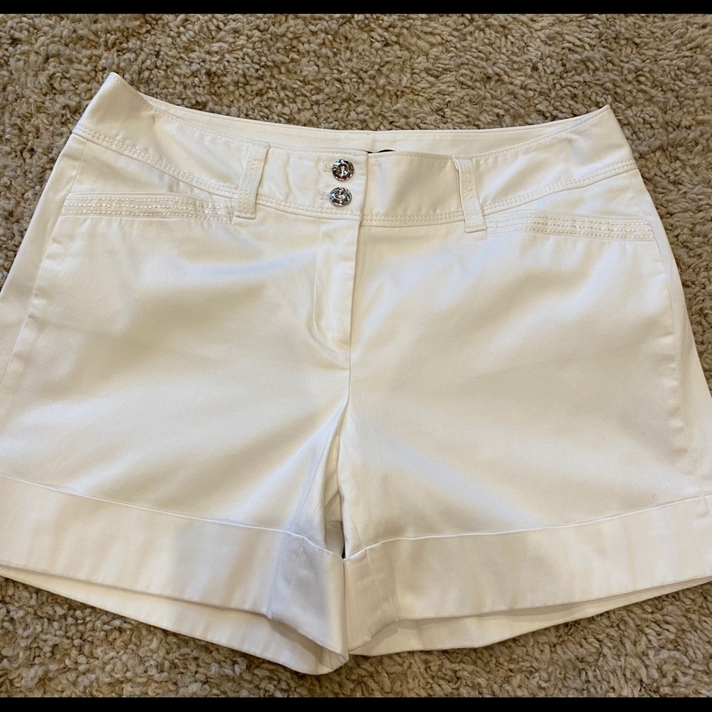 WHBM - Classic 5” White Shorts